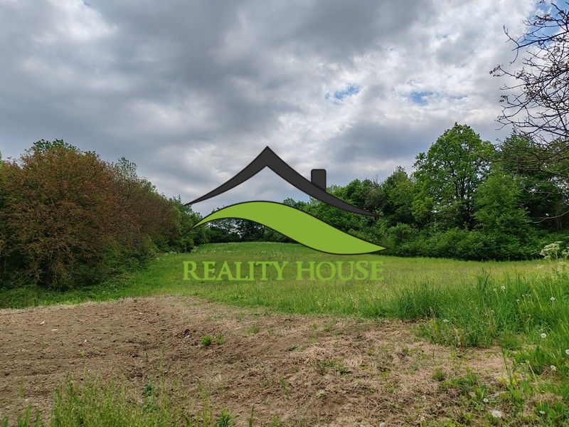 Plots - housing on Hlavná Street in Tovarnianska Polianka, surrounded by greenery and trees.