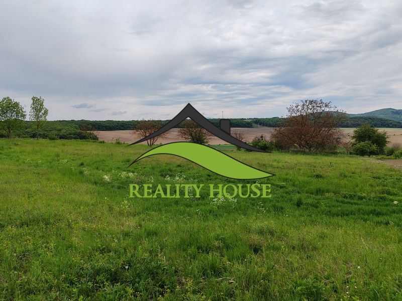Plots - housing on Hlavná Street in Tovarnianska Polianka with a view of the countryside.