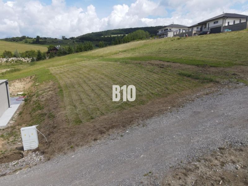 Plots - housing in Bitarová on a slope with a view of the rural landscape and houses.