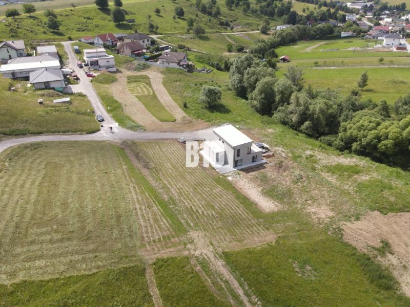 Meadows and family houses in the vicinity of Bitarová suitable for residential plots.
