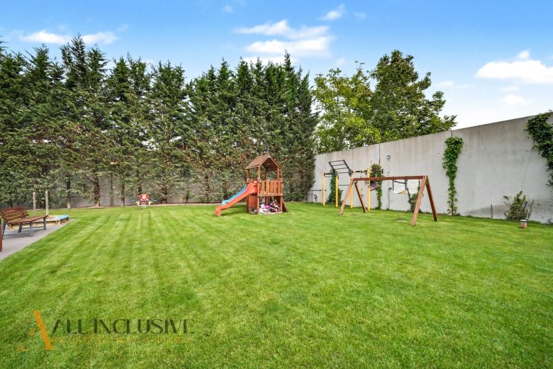 A children's playground with a climbing frame in the garden of a 3-room apartment on Na piesku street.