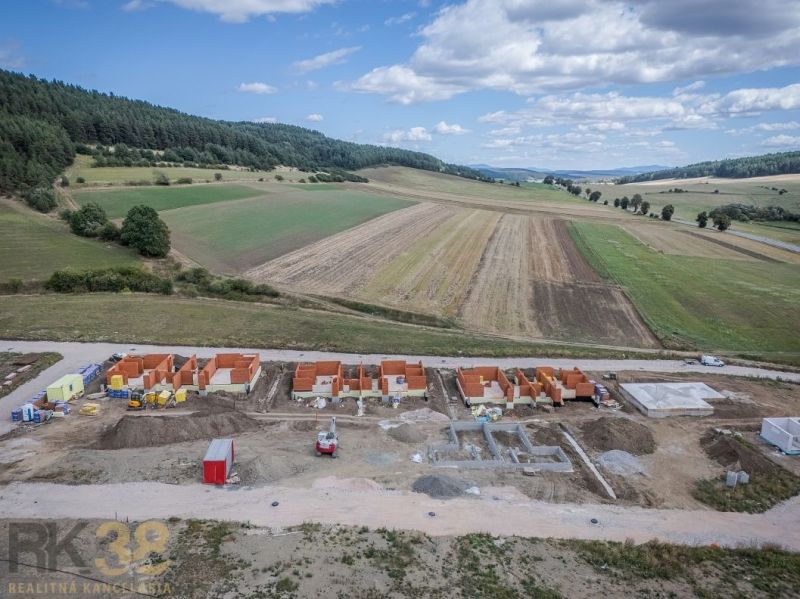 Construction of family houses in Poprad set in a green rural environment.