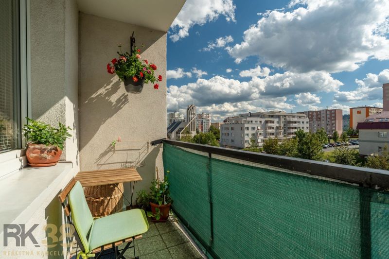 A balcony with floral decorations in a 3-room apartment on Ludvíka Svobodu in Poprad.
