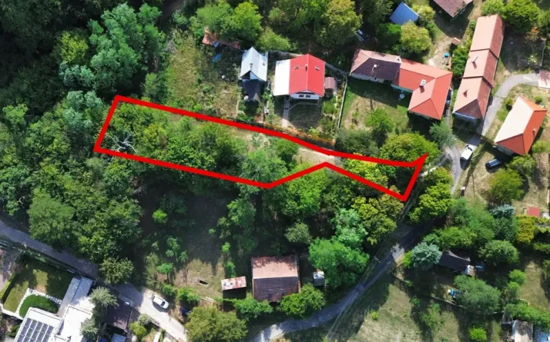 Aerial view of a plot in the gardens of Kolačna, surrounded by greenery and properties.