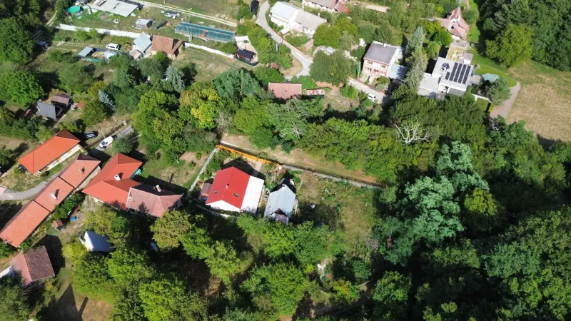 Aerial view of Gardens in Kolačno with scattered houses and lush greenery.