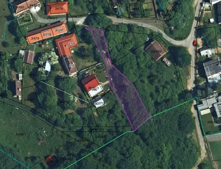 Aerial view of plots and gardens in Kolačno with marked buildings.