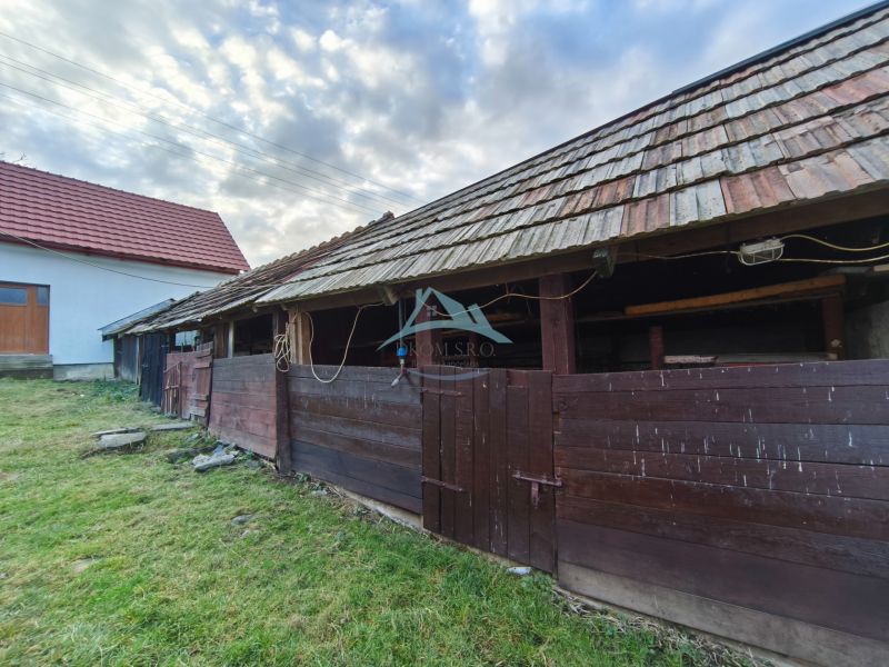 The family house on Prieloh Street in Dolná Strehová has a wooden extension and a grassy yard.