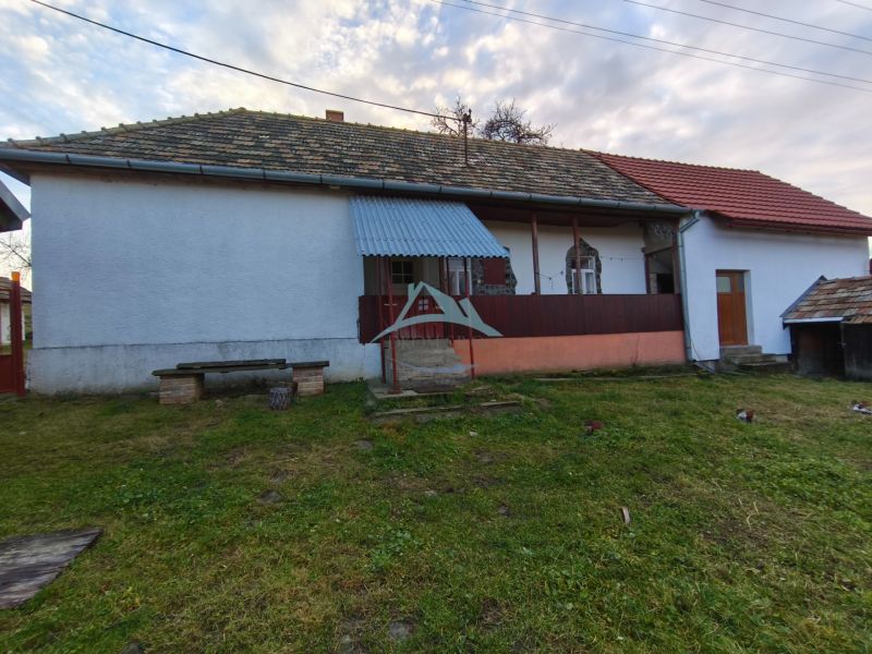 A family house on Prieloh Street in Dolná Strehová with an older roofing.