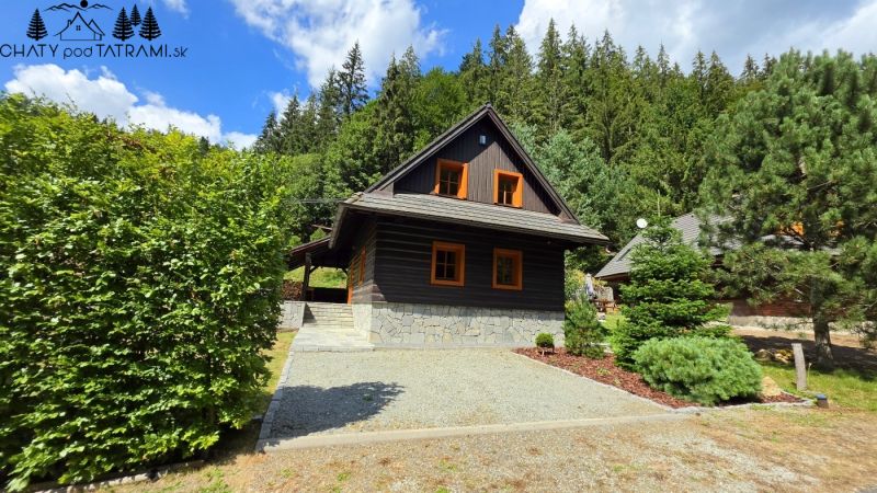 A cabin in Jarabá surrounded by forest, natural environment and blue sky.