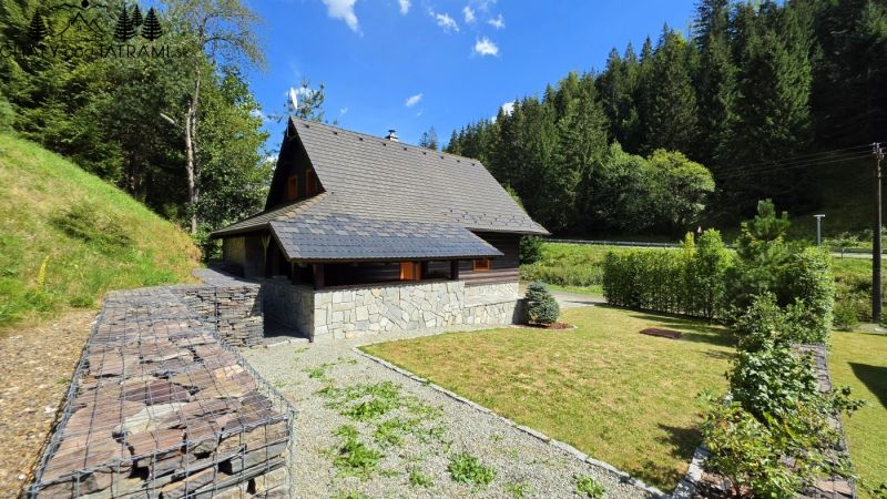 A cottage in Jarabá surrounded by green forests and stones on the slope.