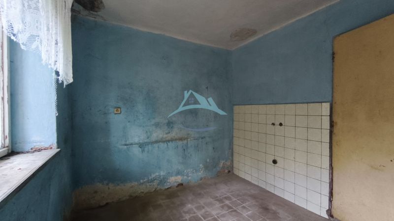 Blue room with a white tiled wall in a family house.