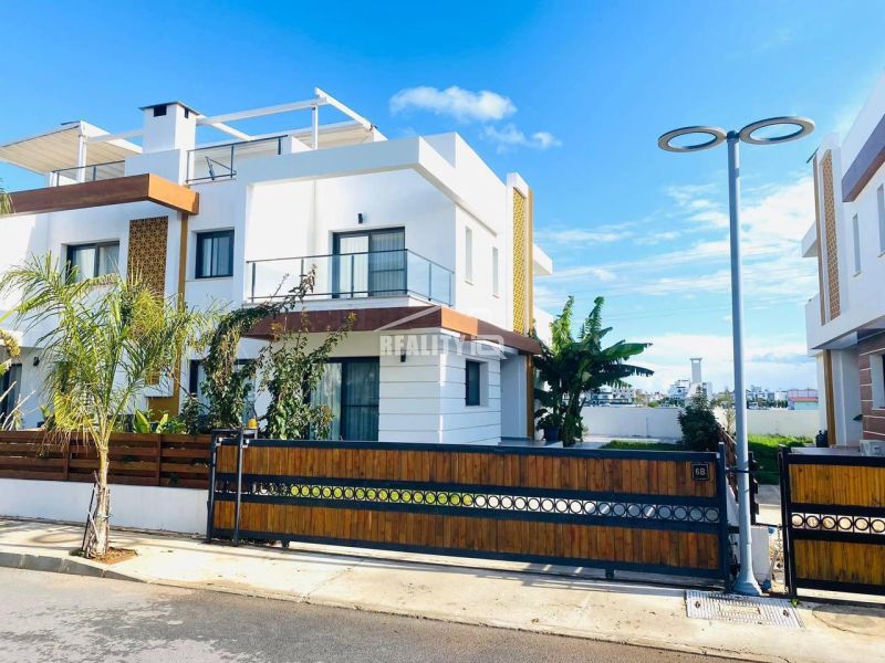 A family house in Yeni Boğaziçi with a garden and wooden elements on the facade.