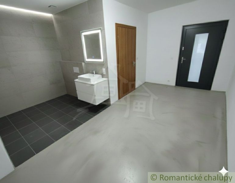 Bathroom with a sink and a mirror in a family house.