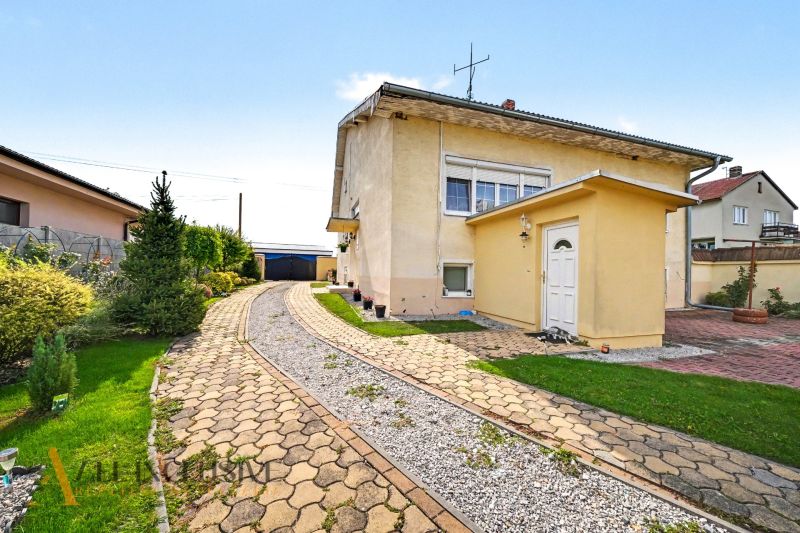 A family house in Vojtechovce in Nový Život with a garden and a driveway.