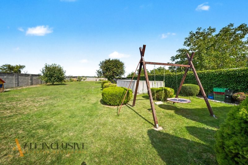 The garden of a family house in Vojtechovce in Nový Život with a swing and a swimming pool.