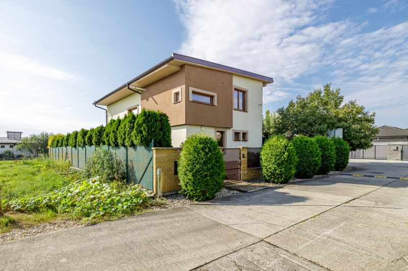A family house on Majerská Street in Nová Dedinka with a landscaped garden and green shrubs.