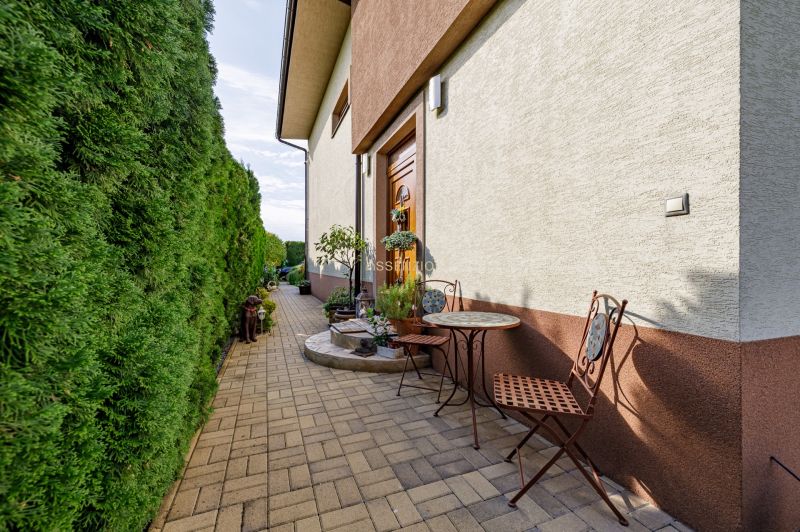 Family house on Majerská Street in Nová Dedinka with an outdoor seating area and a hedge.