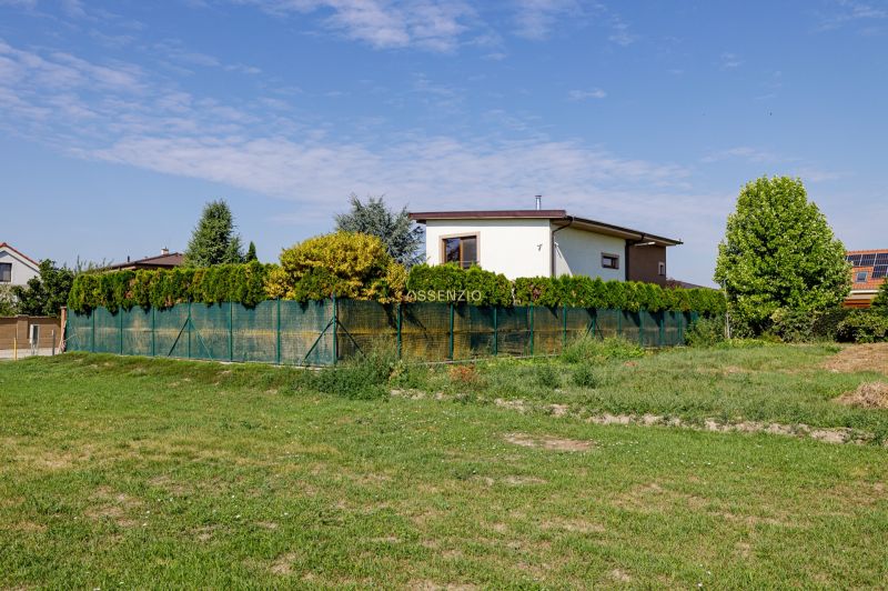 A family house on Majerská Street in Nová Dedinka with a lawn and a hedge.