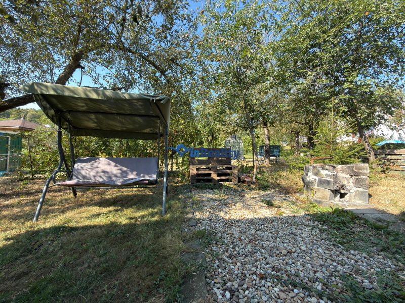 A garden at the cottage in Vinica in Lučenec with a swing and a landscaped path.