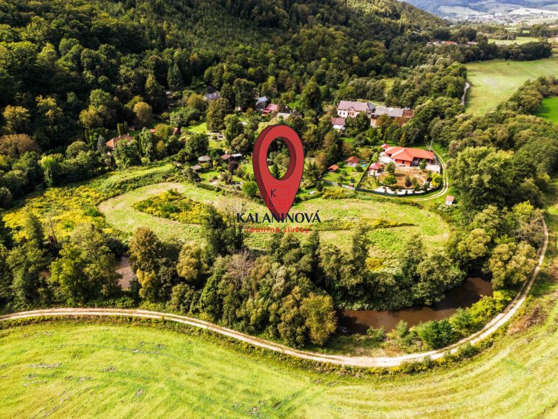Aerial view of recreational plots in Betliar, surrounded by greenery and a river.