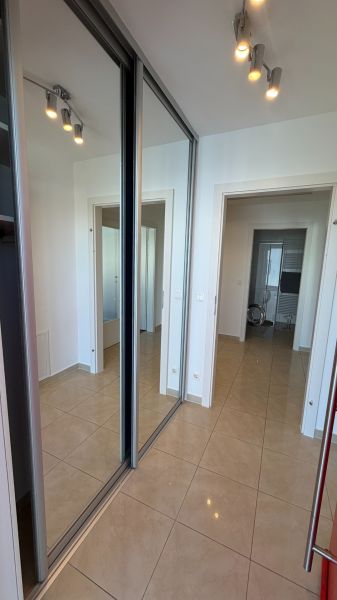 Built-in wardrobe with sliding mirror doors in a 3-room apartment.