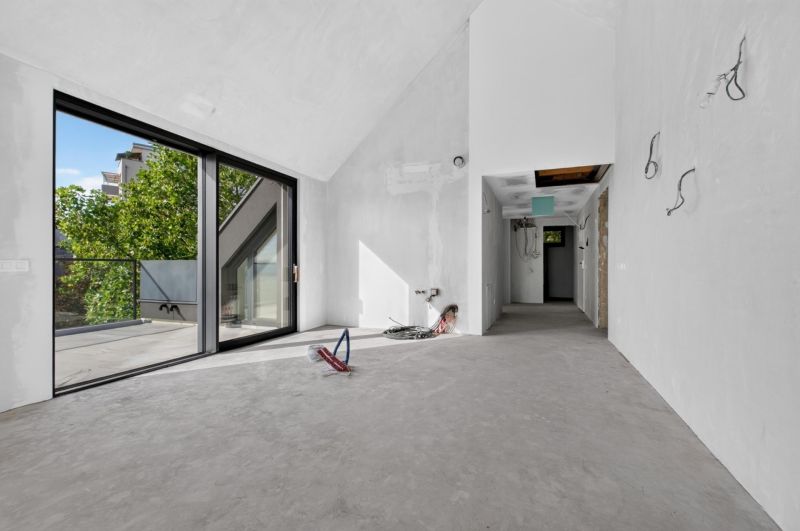 Unfinished room in a 5 or more bedroom apartment with large windows and a view of the terrace.