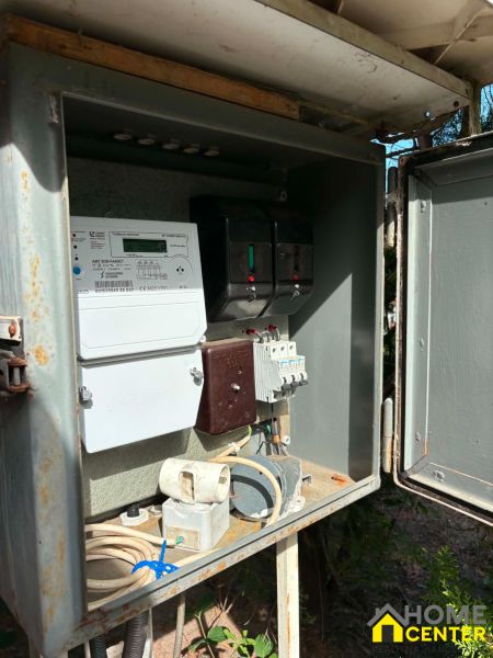 An electrical distribution box in the garden in Komárno with an energy consumption meter.