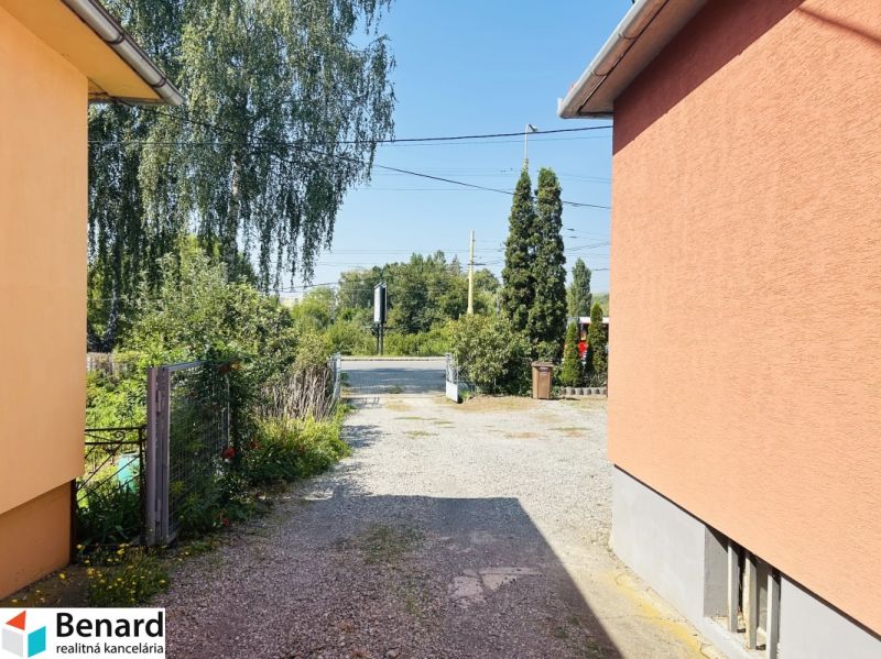 Family houses on Sabinovská Street in Prešov with visible entrance and garden.