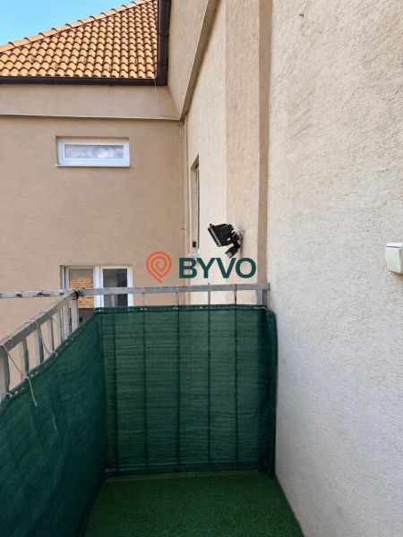 A balcony with artificial grass in a 2-room apartment in Šamorín.