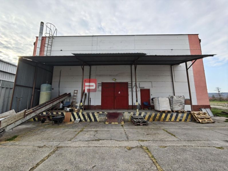 Production premises on Pezinská Street in Vinosady with an outdoor loading ramp.