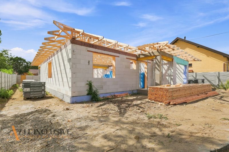 Construction of a family house in Marcelová in the stage of construction with a roof structure.
