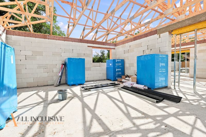 Construction of a family house in Marcelová with exposed structural elements and roof trusses.
