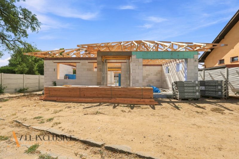 Construction of a family house in Marcelová with a wooden roof structure.