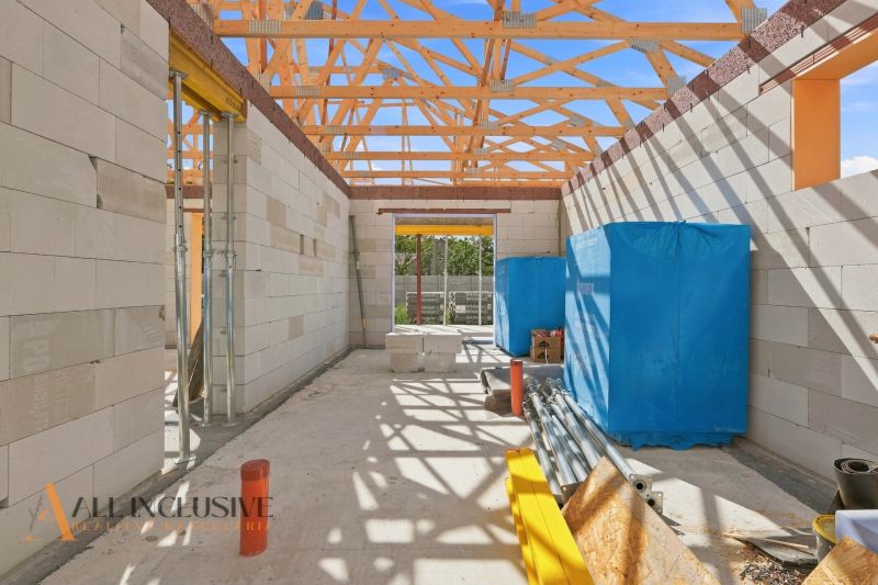 Construction of a family house in Marcelová with a roof structure and building material.
