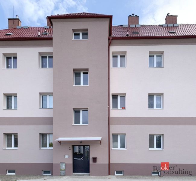 The facade of the residential building on Železničná Street in Šahy offers 1-bedroom apartments.