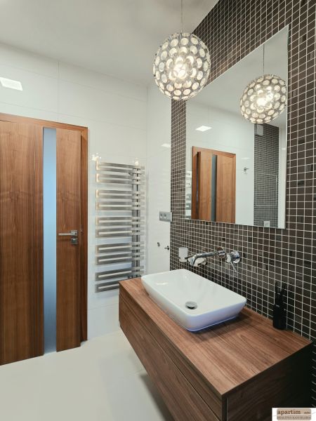 Bathroom with a wall-mounted sink, wooden decor, and mosaic in a 4-room apartment.