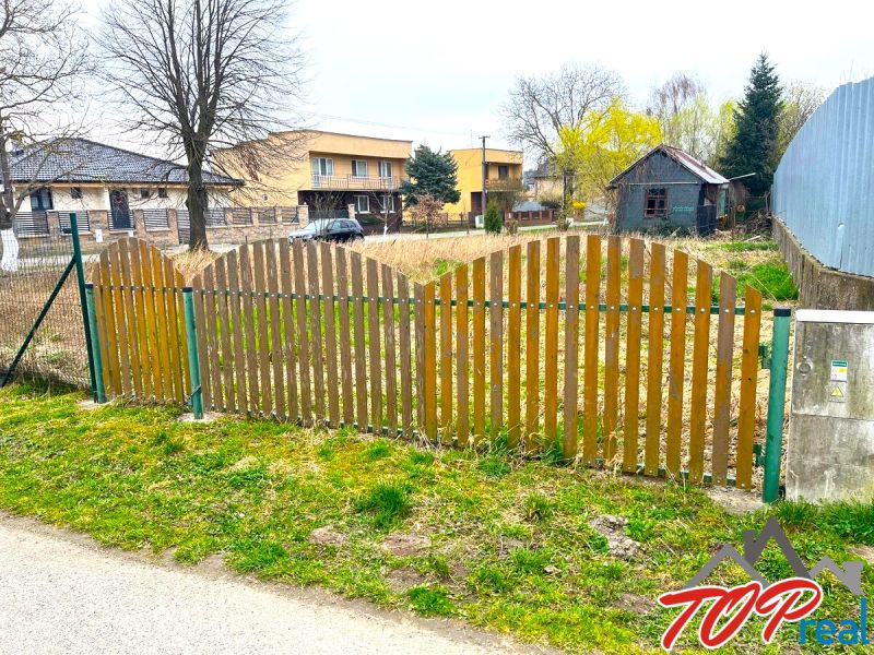 Plot made of wooden slats on a residential property on Jarková Street, Šaca.