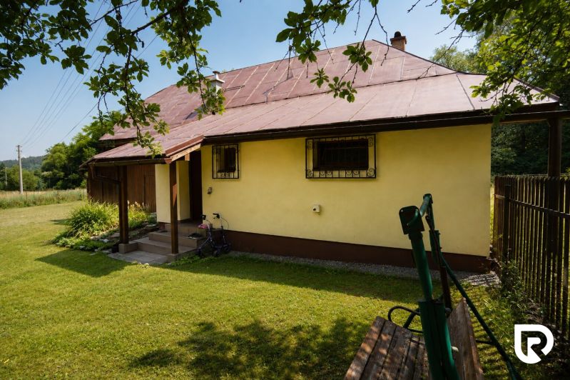 A family house in Makov on Čierne Street with a grassy garden and a wooden swing.
