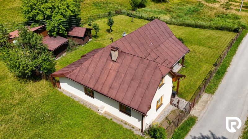 A family house in Makov on Čierny offers a garden with wooden shelters and trees.