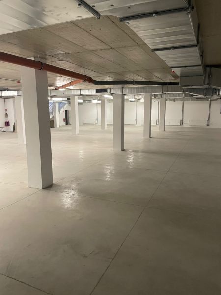 Spacious commercial premises with large floor area and flat ceiling.
