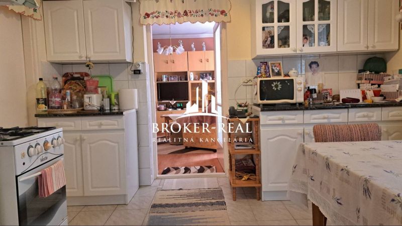 Kitchen in a family house with a kitchen unit and a dining table.