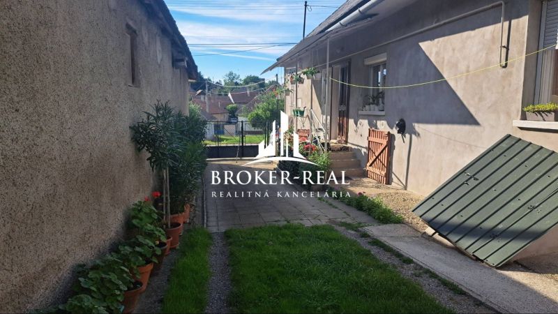 A family house in Gönc with a yard, flower pots, and a lawn offers a peaceful atmosphere.
