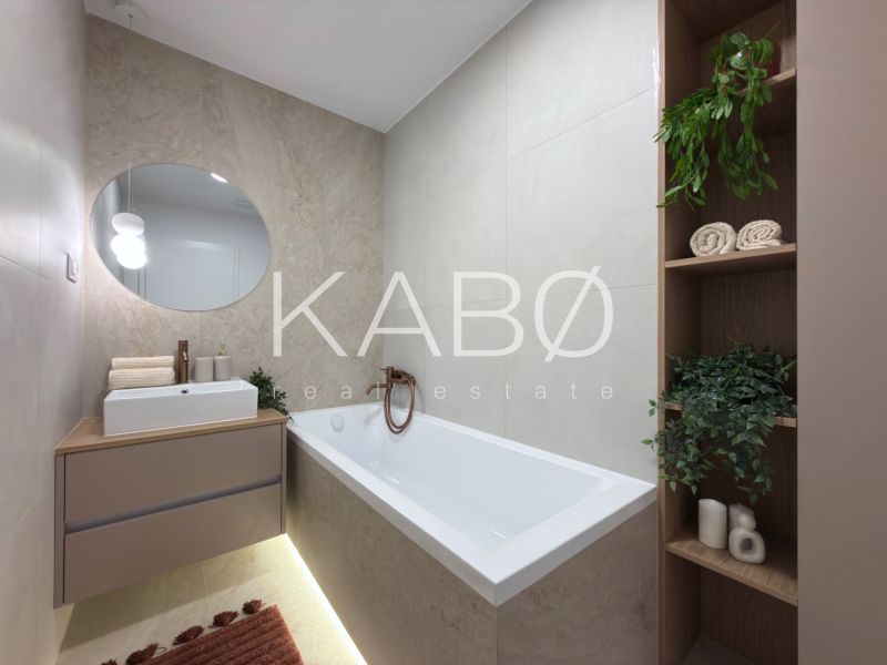A bathroom with a bathtub, sink, and decorative elements in a 3-room apartment.