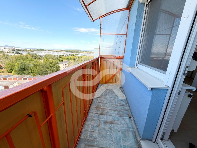 The balcony of a 1-room apartment in Lúky in Vráble with a view of the green surroundings.