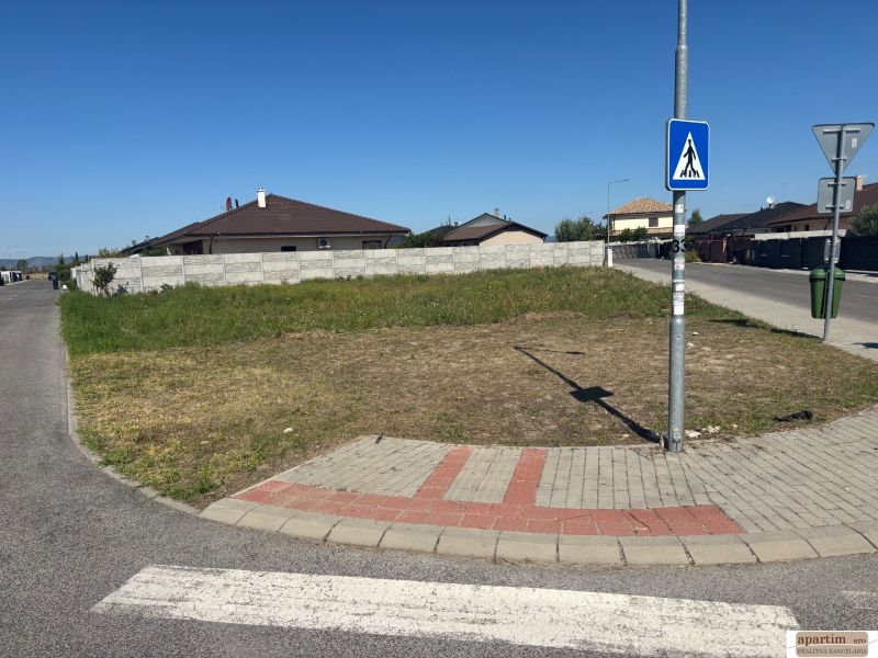 Building plot in Most pri Bratislave, corner parcel with marked passage.