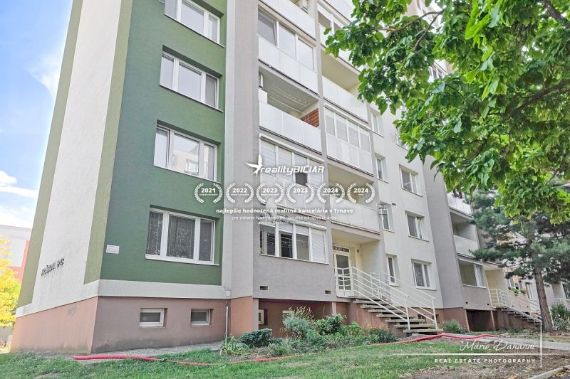 The apartment building on Jiráskova Street in Trnava, surrounded by greenery, offers 2-room apartments.