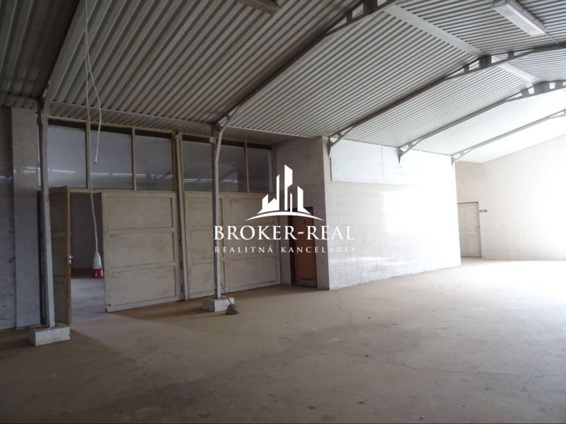 Industrial hall with vertical beams and entrance doors in the Warehouses and Halls area.