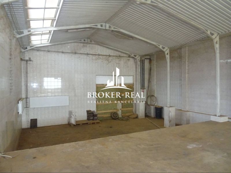 Interior of the building Warehouses and halls with high ceilings and metal roofs.