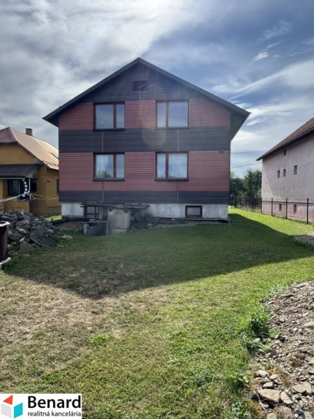 A family house in Plavnica with a large garden and a simple facade.