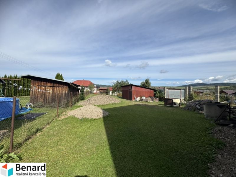 A garden behind a family house in Plavnica, with a shelter, a grassed area, and a swimming pool.